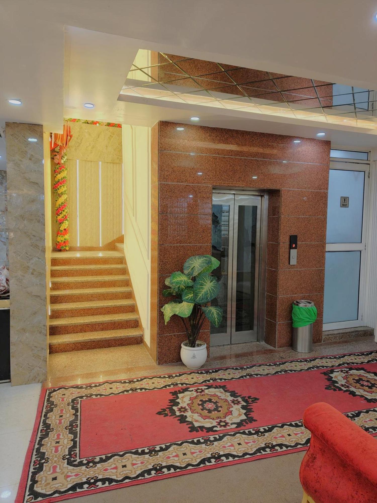 Готель Dwelling Residency Велика Нойда Екстер'єр фото