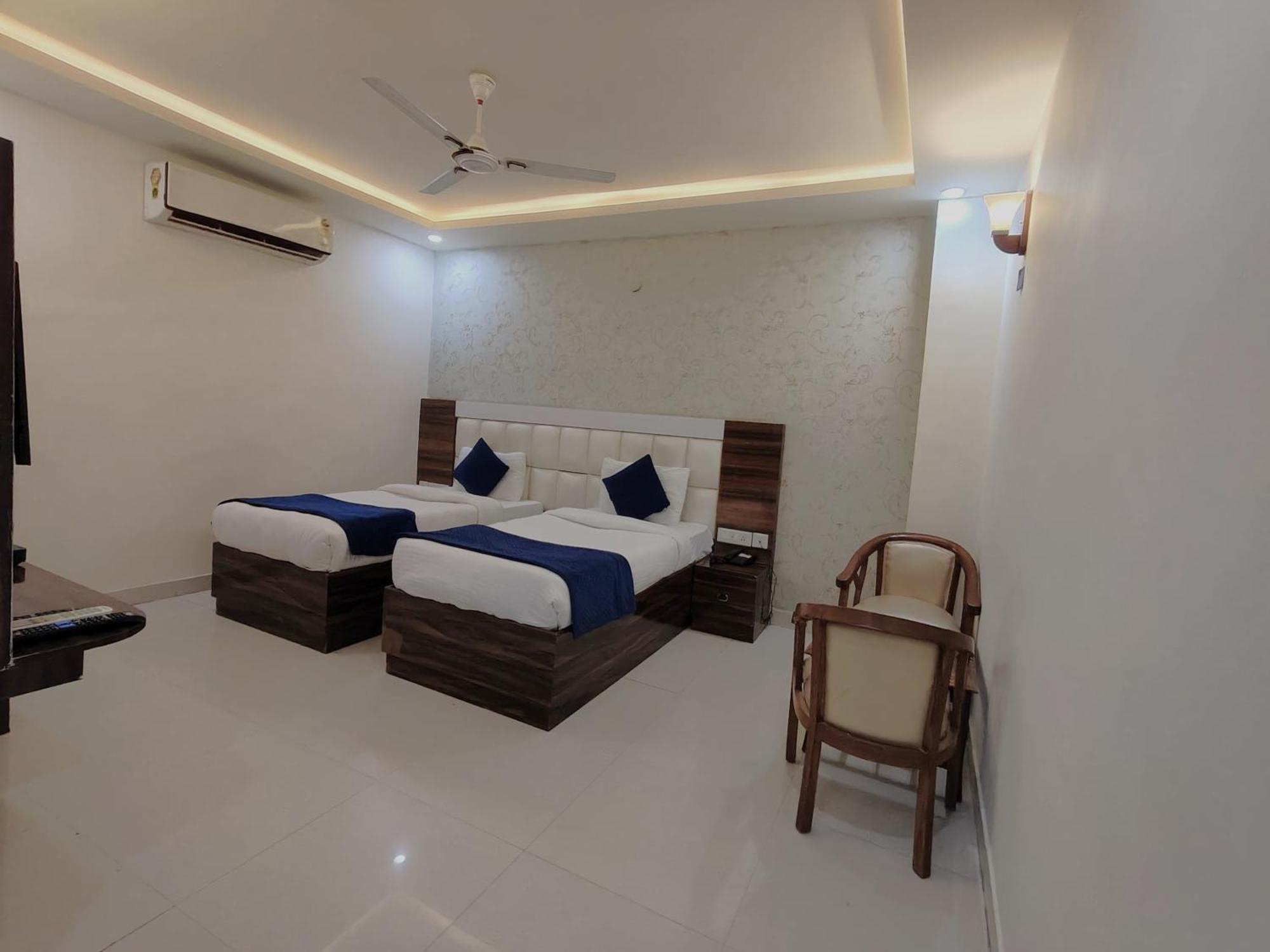 Готель Dwelling Residency Велика Нойда Екстер'єр фото